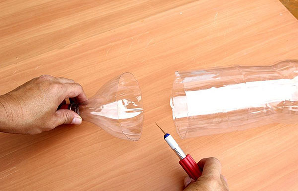 Nieuwe ambachten van plastic flessen met hun eigen handen voor tuin en boomgaard