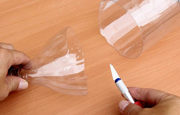 Nieuwe ambachten van plastic flessen met hun eigen handen voor tuin en boomgaard