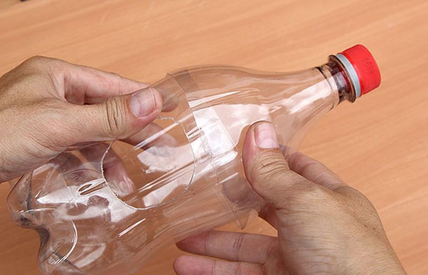 Nieuwe ambachten van plastic flessen met hun eigen handen voor tuin en boomgaard