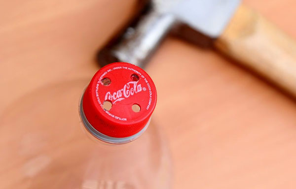 Nieuwe ambachten van plastic flessen met hun eigen handen voor tuin en boomgaard