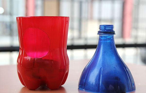 Nieuwe ambachten van plastic flessen met hun eigen handen voor tuin en boomgaard