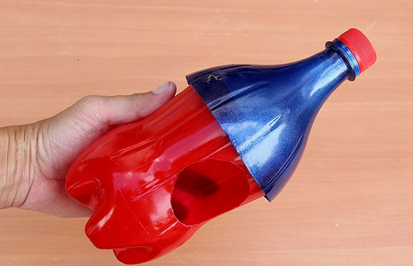 Nieuwe ambachten van plastic flessen met hun eigen handen voor tuin en boomgaard
