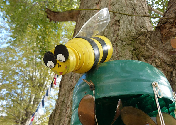 Nieuwe ambachten van plastic flessen met hun eigen handen voor tuin en boomgaard