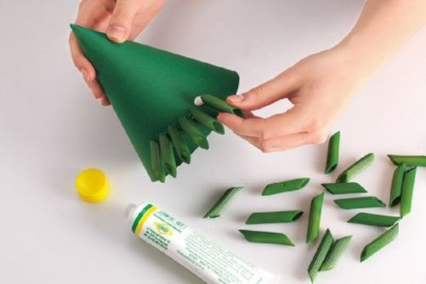 Ambachten voor het nieuwe jaar 2017 met hun eigen handen, masterclasses - van papier en materialen tot de kleuterschool en op school