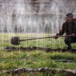 Water geven door je handen te besprenkelen - video Water geven door je handen te besprenkelen - video