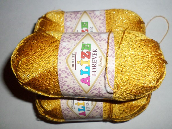 3 strengen van fel geel garen met lurex