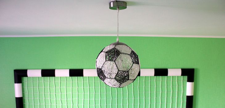 Lamp bal met je handen