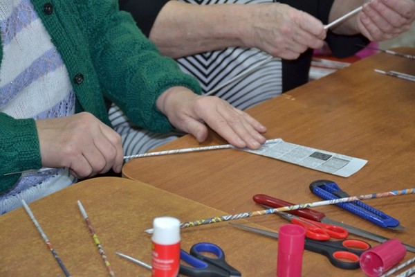 Weven van krantenbuizen voor beginners