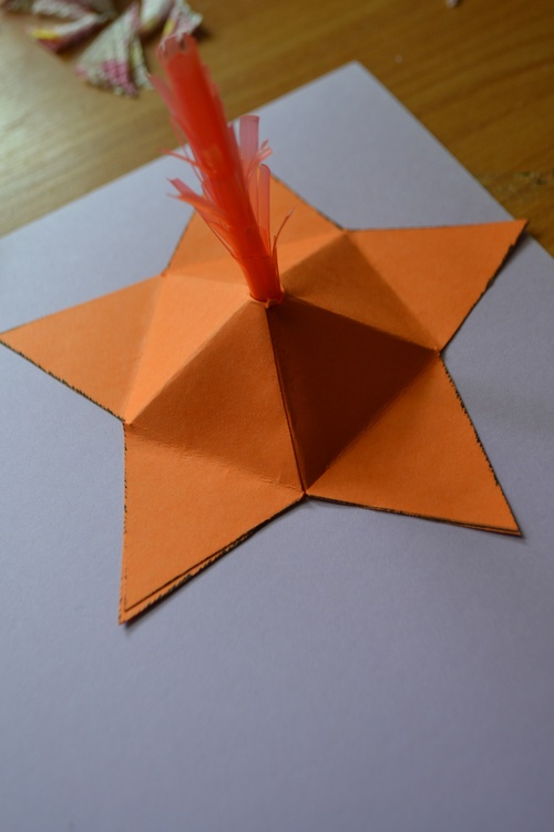 Ambachten op 9 mei: eeuwig vuur van papier uit eigen handen