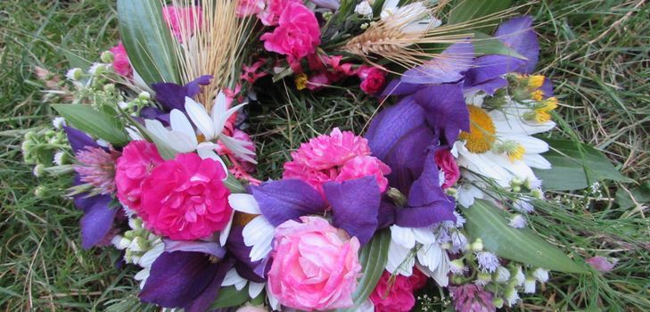 Krans van bloemen voor de bruiloft met hun eigen handen