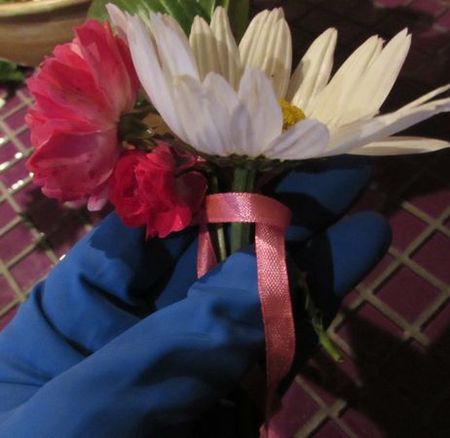 Krans van bloemen voor de bruiloft met hun eigen handen