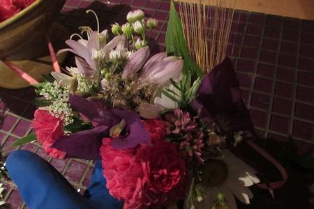 Krans van bloemen voor de bruiloft met hun eigen handen