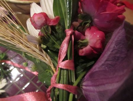 Krans van bloemen voor de bruiloft met hun eigen handen