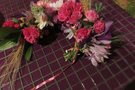 Krans van bloemen voor de bruiloft met hun eigen handen