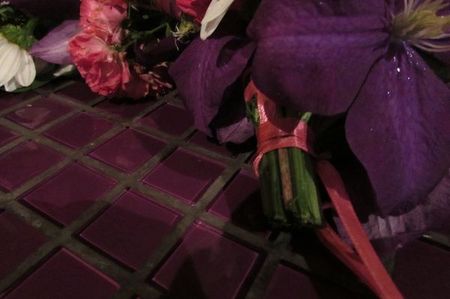 Krans van bloemen voor de bruiloft met hun eigen handen