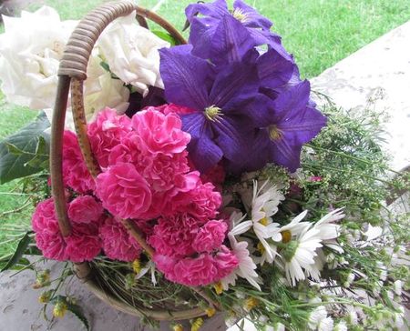 Krans van bloemen voor de bruiloft met hun eigen handen