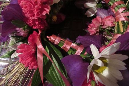 Krans van bloemen voor de bruiloft met hun eigen handen