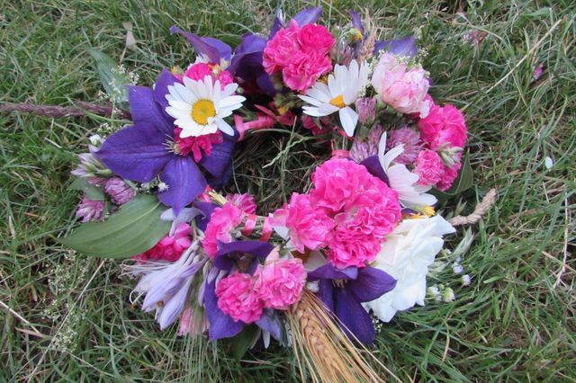 Krans van bloemen voor de bruiloft met hun eigen handen