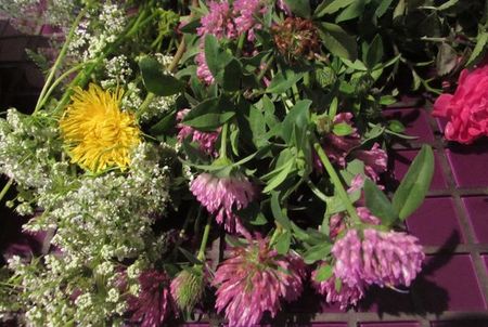 Krans van bloemen voor de bruiloft met hun eigen handen
