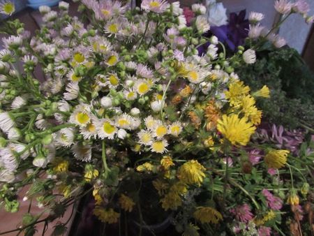 Krans van bloemen voor de bruiloft met hun eigen handen