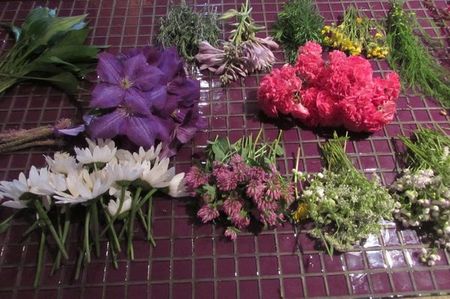 Krans van bloemen voor de bruiloft met hun eigen handen
