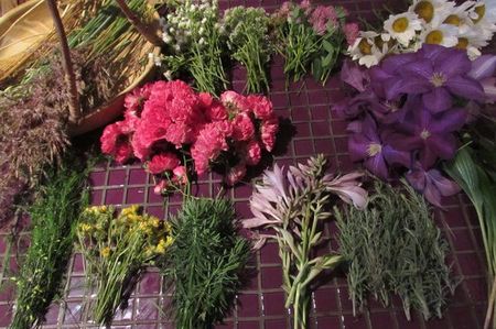Krans van bloemen voor de bruiloft met hun eigen handen