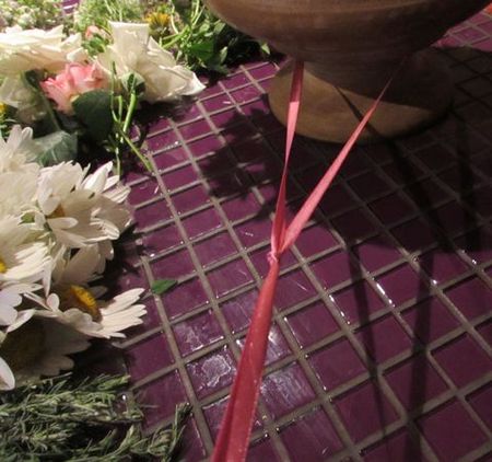 Krans van bloemen voor de bruiloft met hun eigen handen
