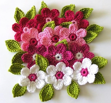 Gebreide bloemen voor decoratie door eigen handen