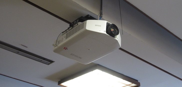 Hoe de projector op een computer aan te sluiten