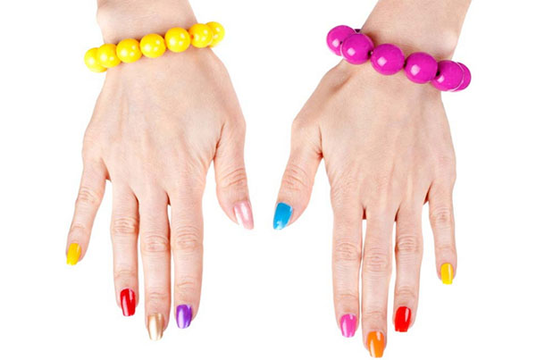 Zwart, rood, goud: wat de kleur van de manicure over u zegt