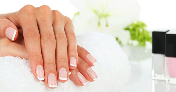 Zwart, rood, goud: wat de kleur van de manicure over u zegt