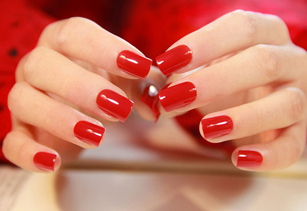 Zwart, rood, goud: wat de kleur van de manicure over u zegt