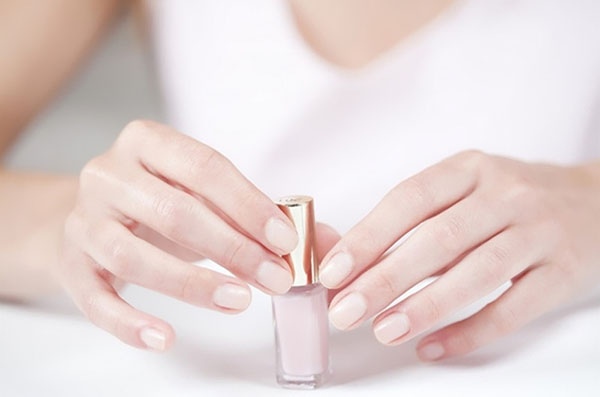 Zwart, rood, goud: wat de kleur van de manicure over u zegt