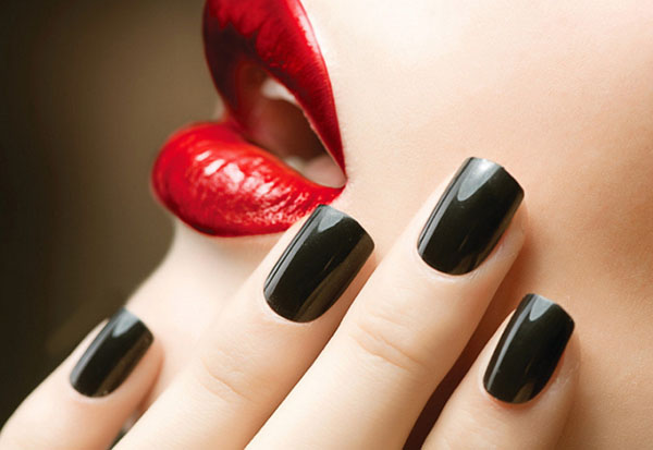 Zwart, rood, goud: wat de kleur van de manicure over u zegt