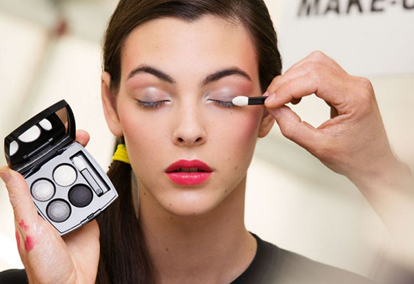 Effectieve make-up op 8 maart: Geheimen van Chanel