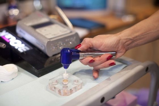 Permanente make-up voor het verbergen van blauwe plekken onder de ogen