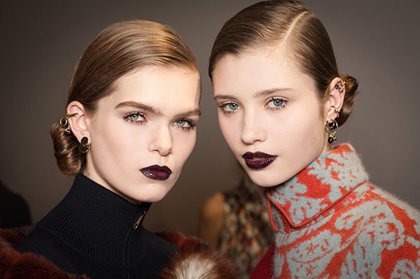 Mascara en een verzameling producten voor perfecte make-up. Make-uptrends herfst-winter 2016