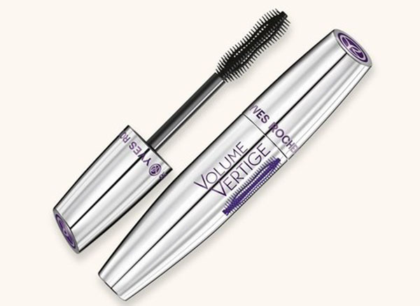 Mascara en een verzameling producten voor perfecte make-up. Make-uptrends herfst-winter 2016