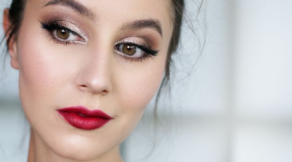 Mooie make-up voor de Haan van het nieuwe jaar 2017 voor blauwe, groene en bruine ogen - stapsgewijze foto- en videolessen