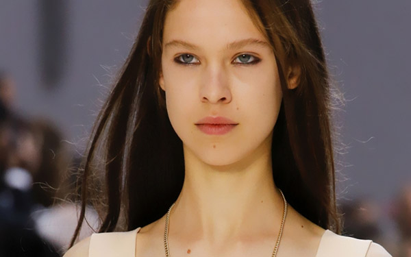 Laconic contrasterende handen - hit 2017: make-up in de stijl van Chloe