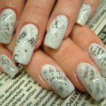 Manicure met behulp van de krant Manicure met behulp van de krant