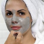 Maskers gemaakt van klei voor gezicht