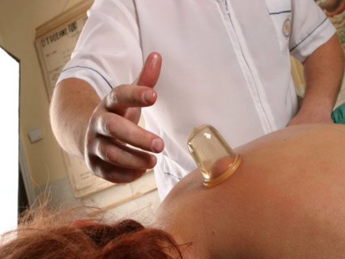 Masseer met vacuüm blikjes van cellulitis: verwijder cellulitis zelf