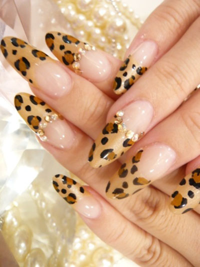 In de mode, luipaardkleuren Leopard-nagels komen terug en zijn weer in de mode