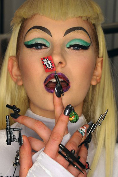 Ongebruikelijke manicure blijft indruk maken en blijft in het nieuwe seizoen in de trend