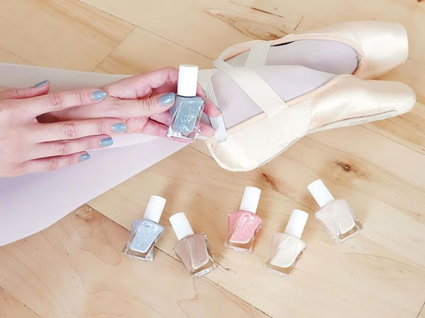 Pastel manicure: een collectie vernissen Essie Gel Couture Ballet Nudes 2017