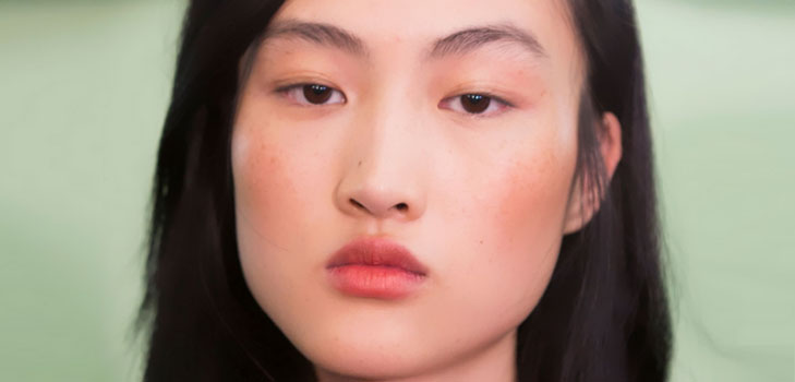 Frisse zomermake-up door J.W. Anderson gedurende 10 minuten: een gedetailleerde masterclass