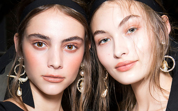 Frisse zomermake-up door J.W. Anderson gedurende 10 minuten: een gedetailleerde masterclass