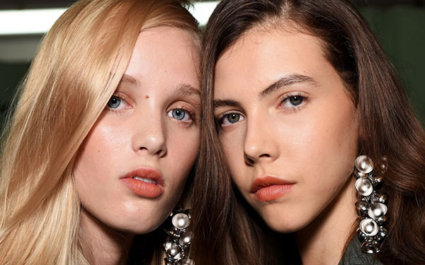 Frisse zomermake-up door J.W. Anderson gedurende 10 minuten: een gedetailleerde masterclass