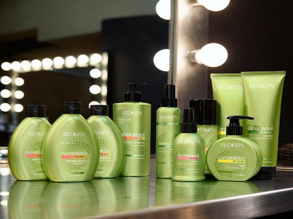 Golvende revolutie: nieuwe items voor gekrulde krullen Redken Curvaceous